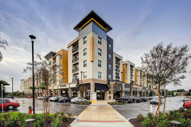 OUTSIDE VIEW - Plaza On University Apartments