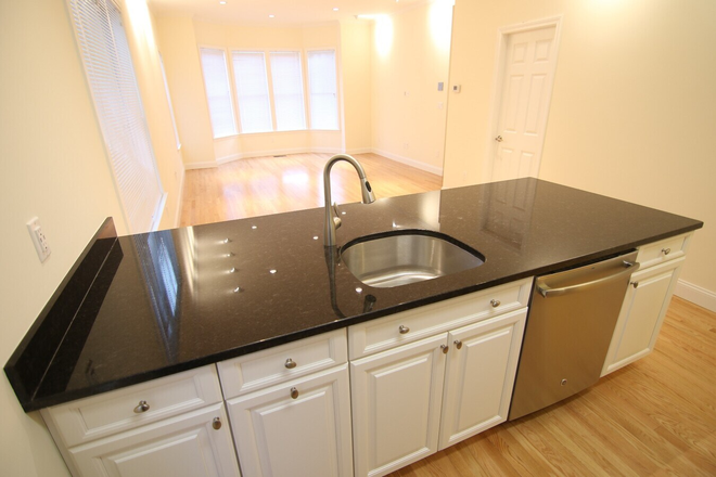 . - *NO BROKERS FEE!* Amazing 2 Bed / 2.5 Bath w/ LAUNDRY IN UNIT! HEAT&HOT WATER INCLUDED!