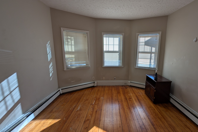 Front of room - 1 bedroom available in 3 bed / 1 bath apartment