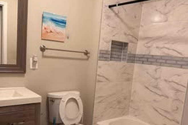master bathroom - $800 - $850 per room!!! TWO Furnished Rooms !!! Renovated TH 10 mins walk to JHBSPH, JHUSON & JHH Townhome