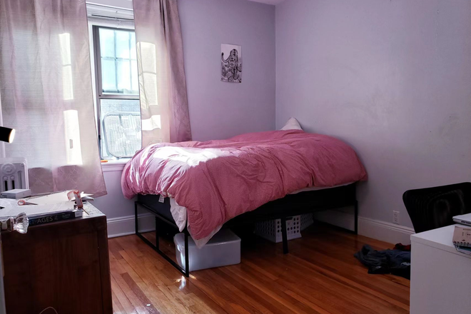 A good sized room at 249 Chestnut Hill Ave in a 3bed/1bath, roommates are w female grad students - Bright Room near Shops, 3 Green-Line T to BC, NEU & BU, 86 Bus to Harvard,Heated, No Fee