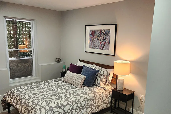 Bedroom - 15 min walk from Campus (5 min drive) Apartments