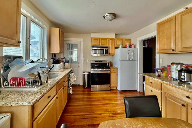 Kitchen - 5 beds/ 2 baths