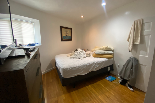 bed - 1 bed 1 bath with In Unit Laundry (North End) Apartments
