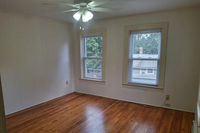 Living Room - EASY 20 MINUTE COMMUTE TO CAMPUS!!