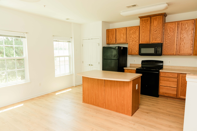 Kitchen - 580 Radford Ln - 3 Bedroom 2 Bath Townhomes Available