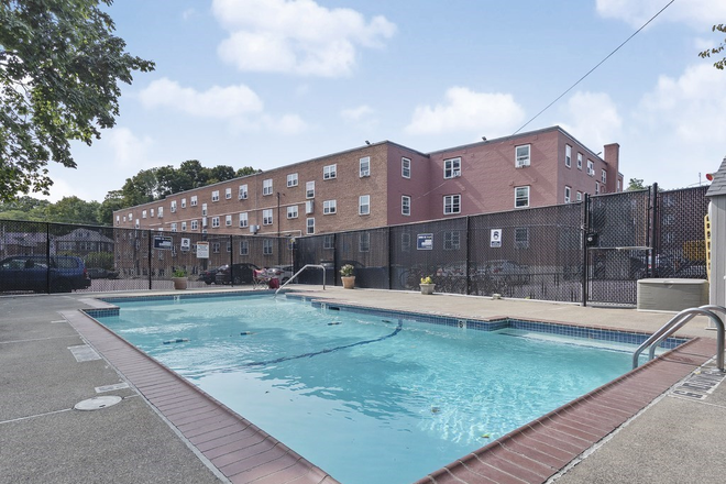 pool in community - Private room in beautiful, fully furnished apartment