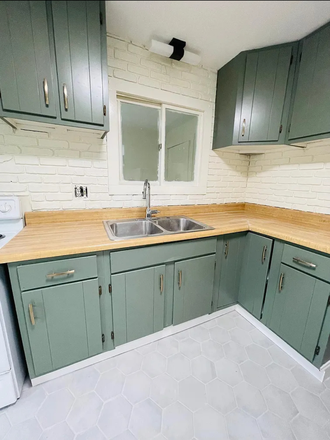 Kitchen - Gorgeous Renovated 3 Bedroom Apartment