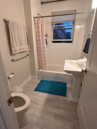 bathroom - Apartment near campus