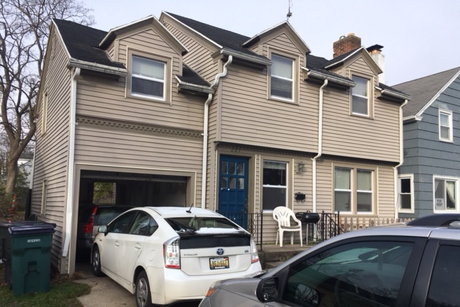 Outside street view - 4 Bdrm Home--Walk to class at MSU (221 Milford St) Fall 2026