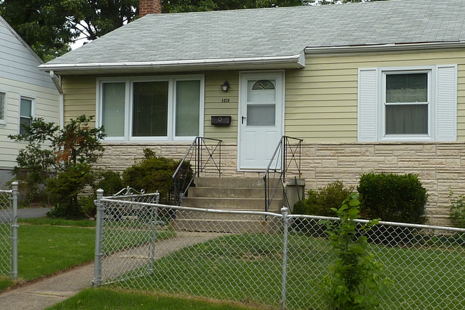 House front view - 3-bedroom 2 baths apartment unit: roommate needed. 1.3 miles to UMD.