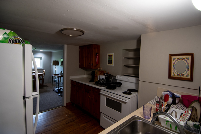 Kitchen - 4 Bedroom unit available- June 1st - Bus stop Apartments