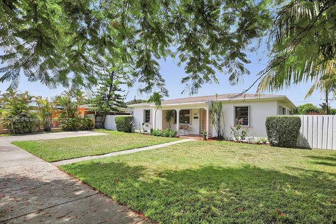 Exterior - Tropical Pool Retreat- renovated 3 BR - walk to UM