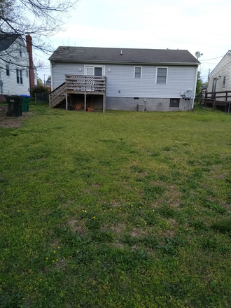 backyard - Professional living on Central! House
