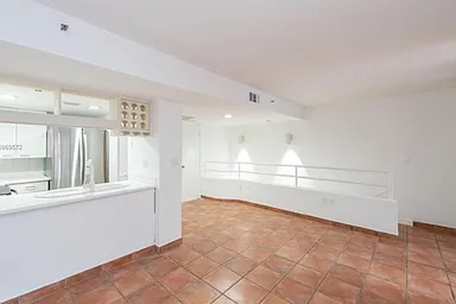 Living area - 2 level Condo in Coconut Grove!! Walkability10+