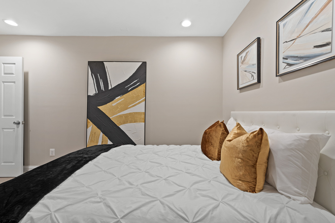 Bedroom - Classic Elegant Basement Apartment