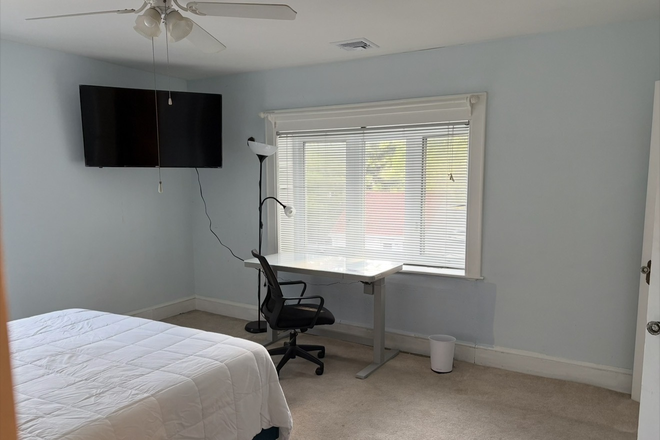 Bedroom - Large bedroom close to UCONN Campus in Stamford Townhome