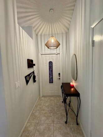 Entryway - 3 Private Bedrooms for Rent, Single Family Female House, 6 mins from campus