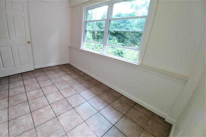 Dining Room - Large 4 br 1.5 Ba Apartment 15-20 Min from UCONN