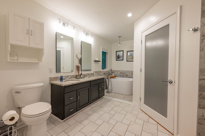 Master bathroom - Quiet, spacious, modern home 15 minutes south of Charlottesville and I64