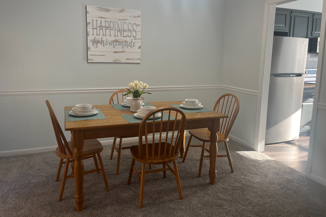 Dining Room - Clean, Comfortable and Updated, Fully Furnished Townhouse just Minutes from William & Mary!