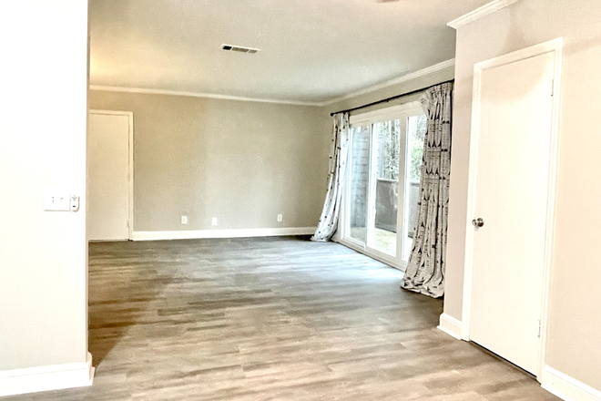 Big Living room - Harwood condo summer lease