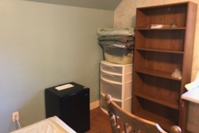 north bedroom - $600 QUIET UPSTAIRS ROOM-- less than a mile from campus (State College)