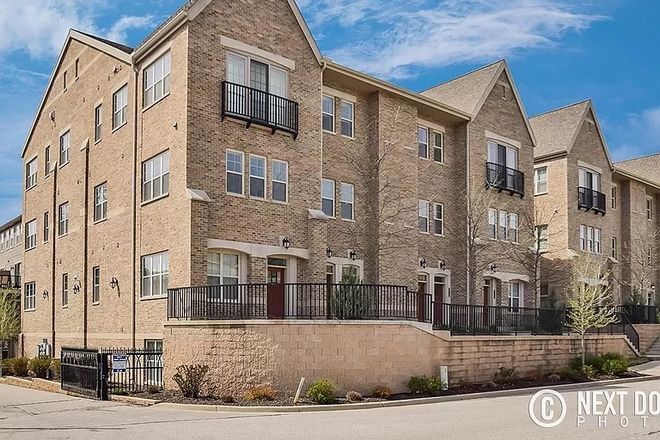 Front view of townhome. - 4 Bed 4.5 Bath Ivy Court Townhome Steps Away From Campus