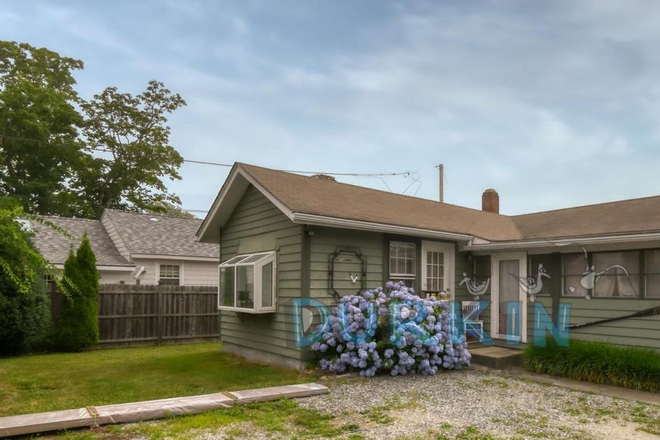 Front of house - Cute Cottage for 2 People, Commuter Friendly, walk to beach and stores House