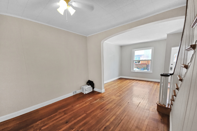 2005 Mercy Townhome with three bedrooms and yard - South Philly 3 bedroom Town Home