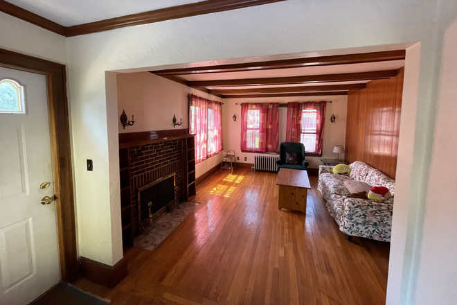 Living room - Large 4-bedroom apt near Tufts