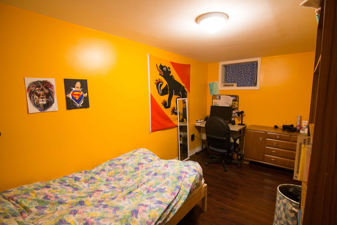 Bedroom - ANNEX/CASA LOMA ROOM FOR RENT Apartments