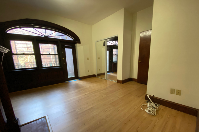 1 - Large 2 Bedroom 2 bathroom on Hemenway St, central air, two floors Apartments