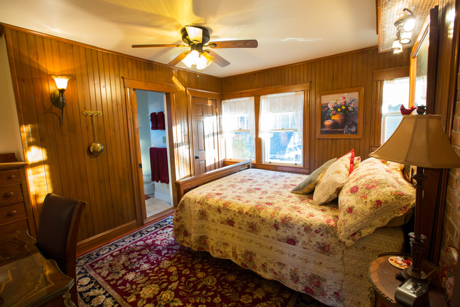 Private Bedroom and Bath - Private rooms just off campus at 16 Campus Avenue House