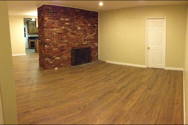 Living room - 6 bed 2 Bath house