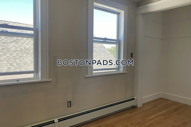 Living Room - NO BROKER FEE! 5 Bed 2 Bath Apartment on Berwick Rd. Available 6/1/2026