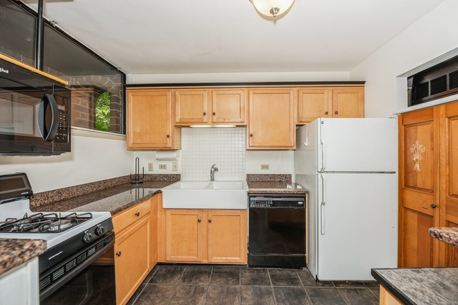 Kitchen - Sheridan Park Townhouse