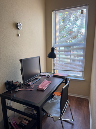 Desk - 🌷 SPRING-SUMMER 2025 APARTMENT SUBLEASE 🌸 (Girls only)