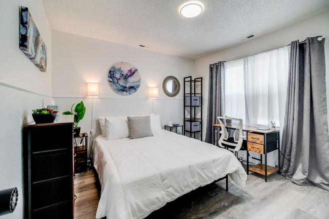 Bedroom - Luxury Furnished Rooms Near ODU | Walk to Campus | Premier Location House