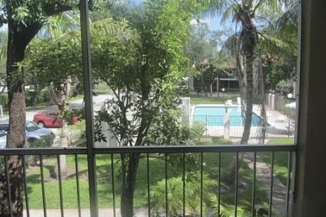 View - 2/2 in Oaks of Boca. 5 min walk to FAU Condo