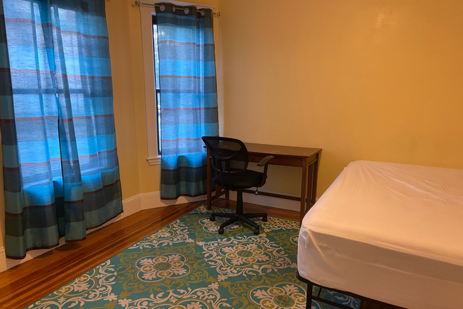 Bedroom - Next to Tufts Science & Technology Building/ Powder House Sq/ Ball Sq/ Davis Sq