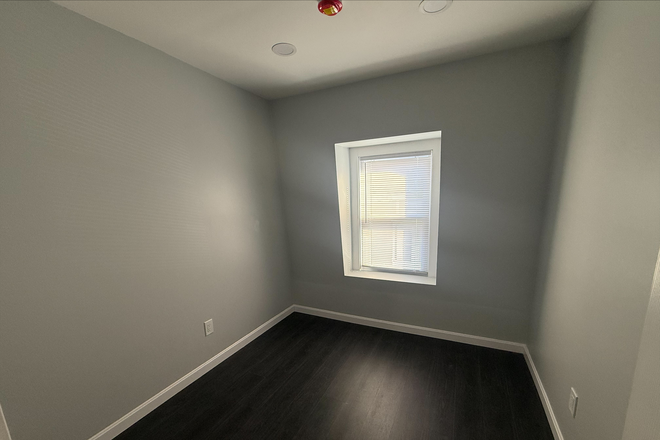 Bedroom - Beautifully renovated townhouse rooms in a comfortable, well-cared for home in Boston