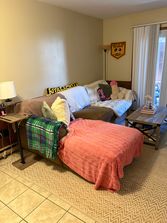 Living room - Plymouth trace, 2bed/2bath, WILLING TO CONTRIBUTE TO RENT Apartments