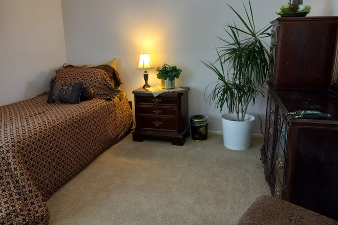 10 x13 bedroom +closet - Close to bus stop and walking/biking distance from UCR House