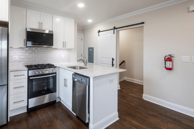 Kitchen - The Courtyard at Clifton Apartments