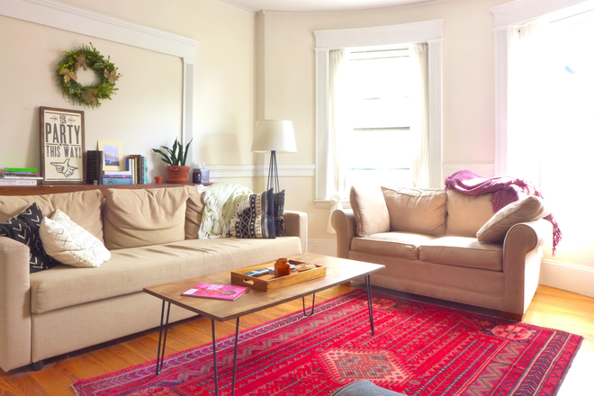 Sunny Room with Bay Windows - Baldwin Village Near U of T, New Reno, 2 Top Floors, Loft, Skylights, 4BR, 1.5BA, Laundry