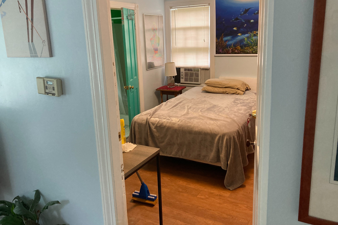 Available downstairs bedroom with private bath/shower - Walk to Campus from 144 Old North Rd Kingston, RI 02881