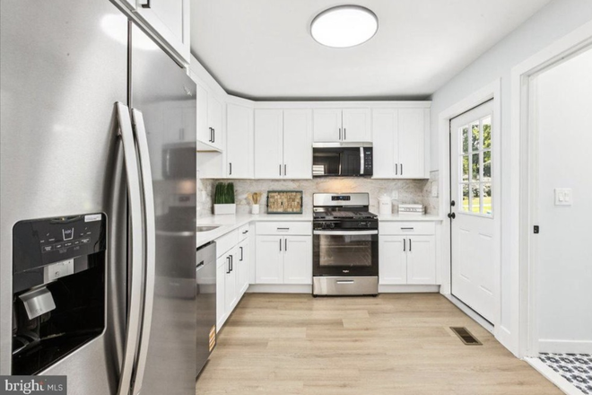 Kitchen - Furnished 3BR home-Columbia Ave-Hopewell Borough