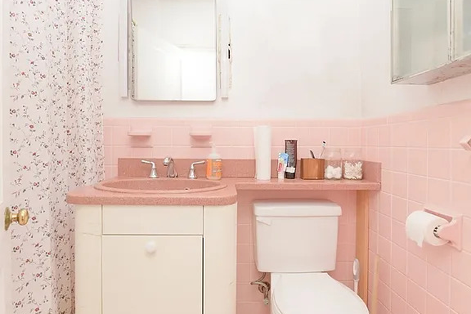 Bathrom - Cambridgeport 3B1B 3rd floor apartment with outside deck and living room