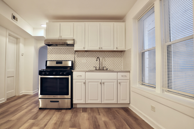 Kitchen - 2-bedroom apartment in the heart of Little Village — 780 sq ft, available now